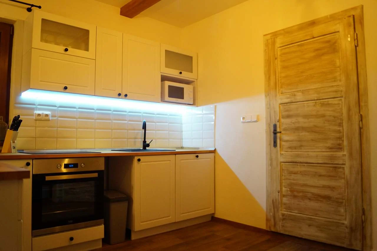 Apartmán A – moderní kuchyňská linka