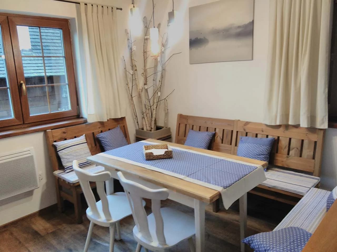 Apartmán A – jídelní kout s dřevěným stolem