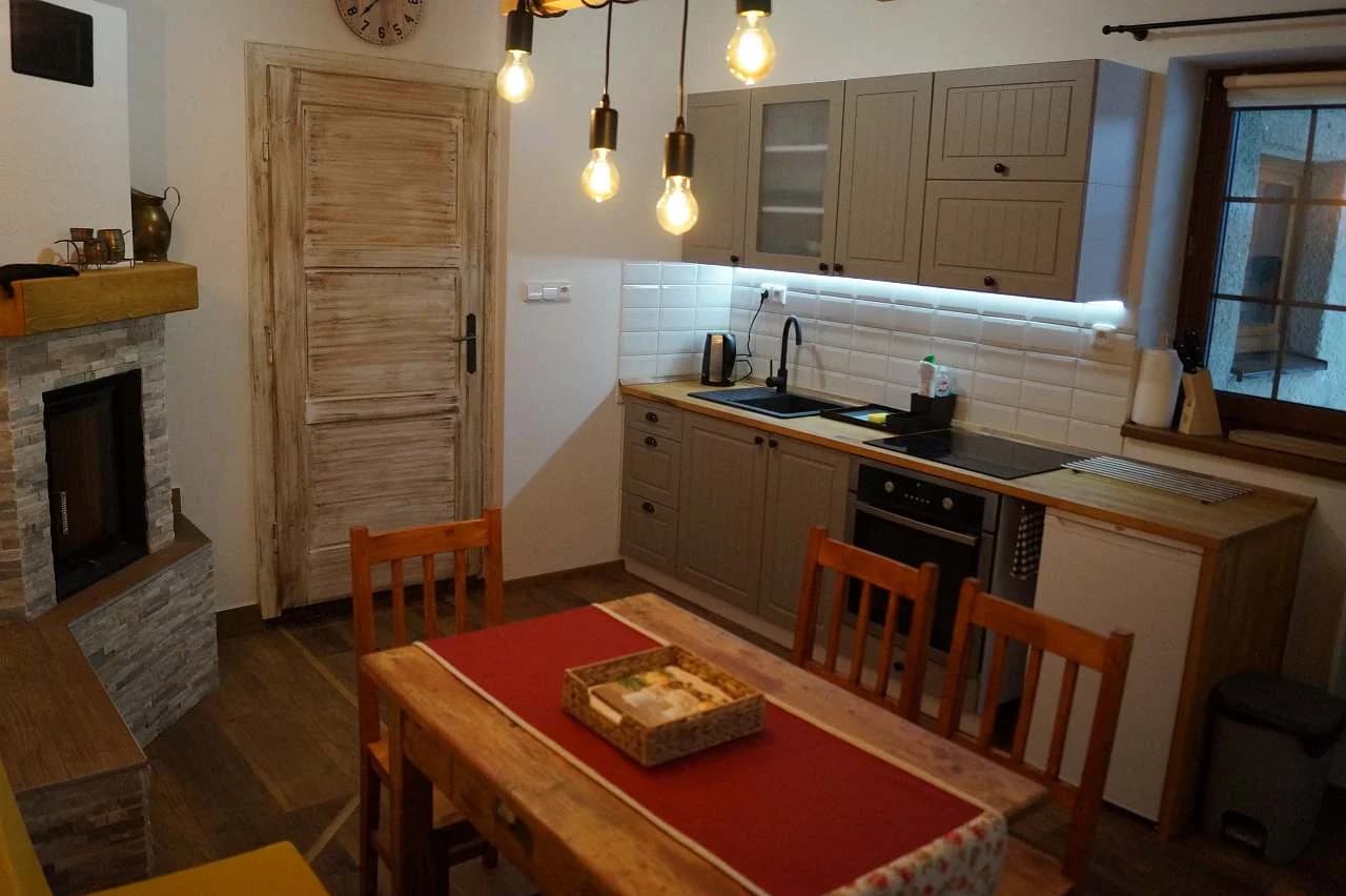 Apartmán B – prostorná kuchyň s krbem