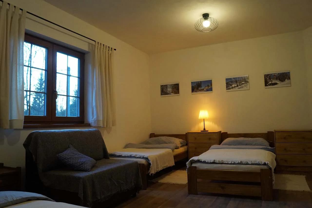 Apartmán B – ložnice s dřevěným nábytkem